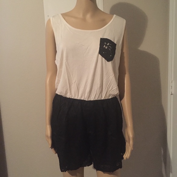 LAST ONE💥GARDENIA black& white romper - Picture 4 of 7